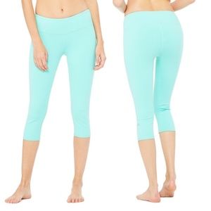 Alo Yoga Airbrush Capri - Island Green Glossy